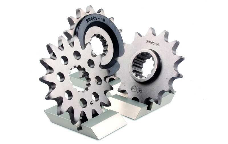 AFAM Steel Standard Front Sprocket 21305 - 428 i stål, visad tillsammans med andra kedjehjul. Passar Yamaha TW 125 och TW 200 motorcyklar.