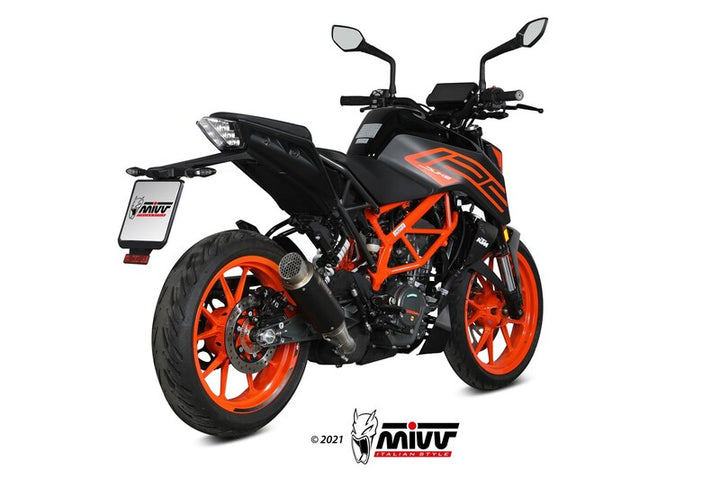 Bakre vy av KTM 125 Duke med MIVV GP Pro Silencer installerad, visar sportigt avgassystem för förbättrad prestanda och stil.