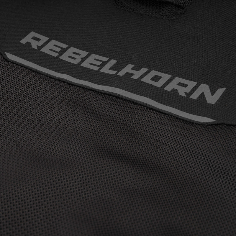 Meshmaterial och Rebelhorn-logotyp på baksidan av Rebelhorn Textil Mc-Jacka Wave Svart för ventilation och stil.