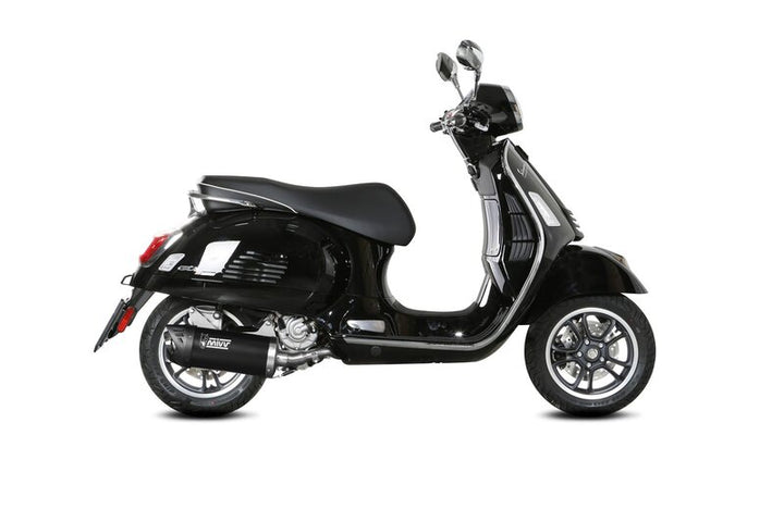 Sidovy av svart scooter med installerad MIVV On Mover Silencer MV.PG.0008.LV, idealisk för fordonstillbehör och avgassystem.