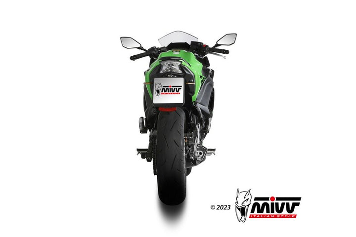 Rakt bakifrån vy av Kawasaki Ninja 650 utrustad med MIVV Delta Race Full Exhaust System K.057.LDRX, optimerad för racingprestanda.