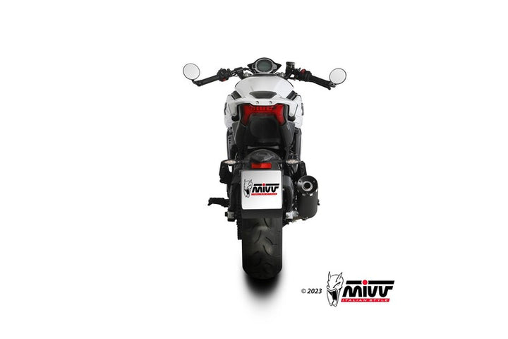 MIVV HR-1 Silencer CF.003.LH1BA monterad på motorcykel, vy bakifrån. Stilren design för fordonstillbehör och prestandauppgraderingar.