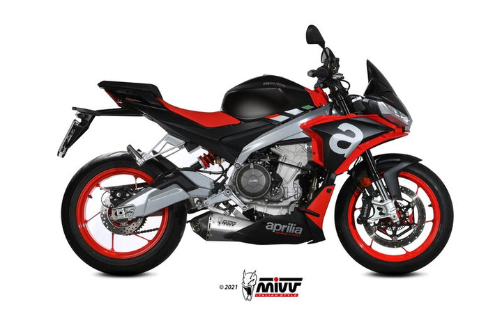 MIVV Delta Race Full Exhaust System A.014.LDRX installerat på en Aprilia-motorcykel, sidosyn som visar hela avgassystemet och fordonets sportstil.